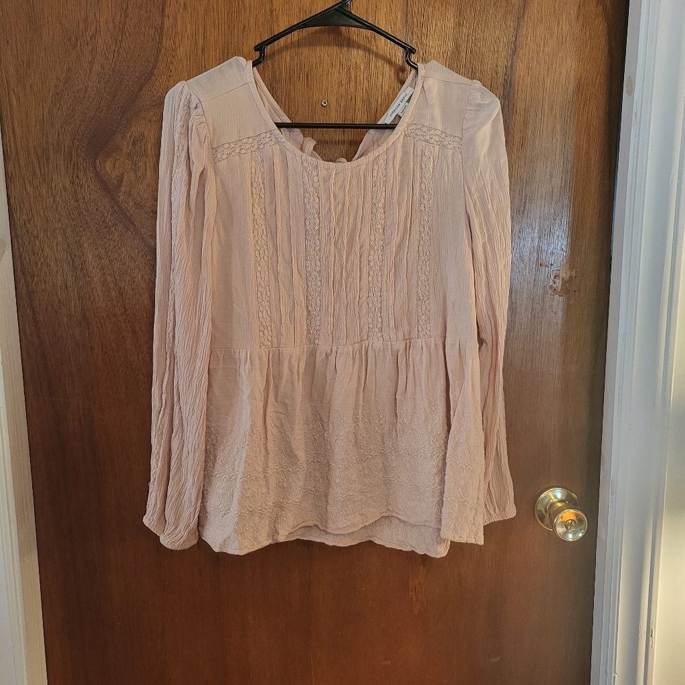 American Eagle Top Round Neckline Tie Back to Keyhole Lacy Crocheted Strips Sz M